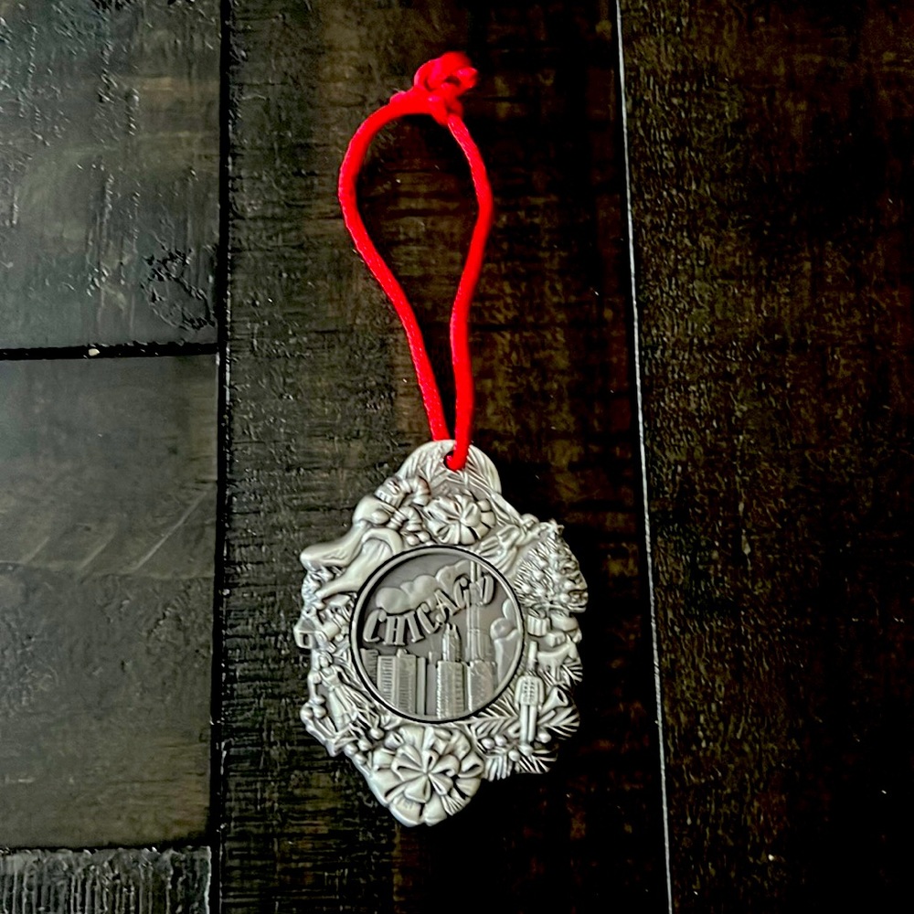 NWOT - vintage collection pewter Chicago Christmas ornament